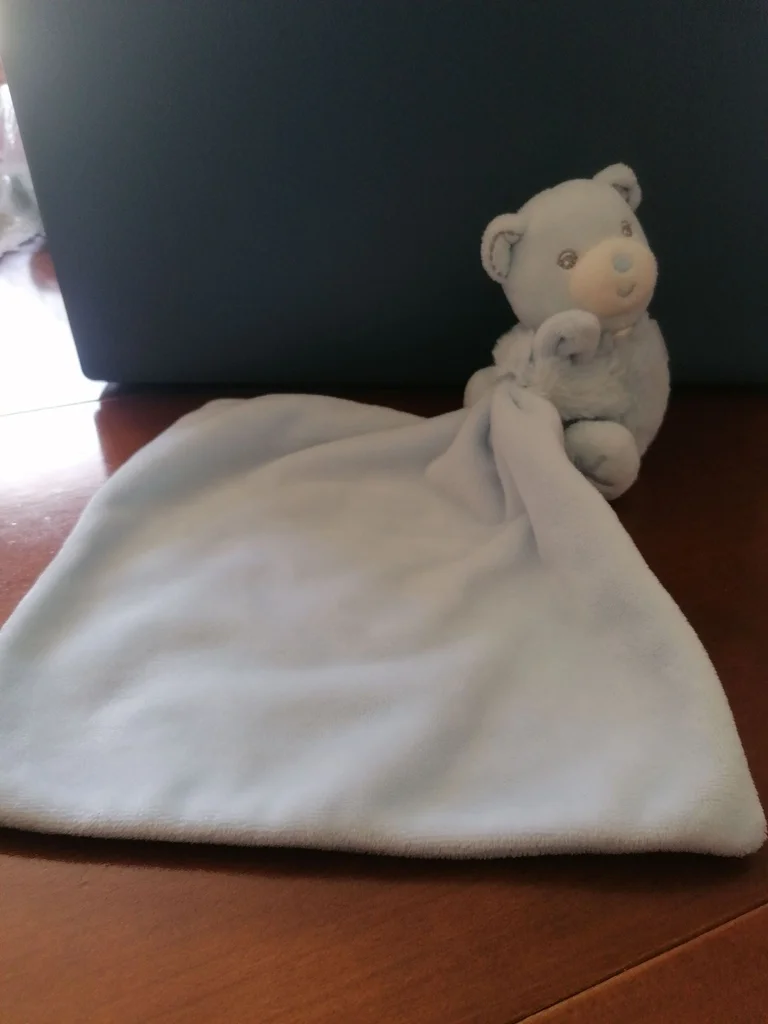 Doudou ourson bleu ciel tenant son mouchoir kaloo 